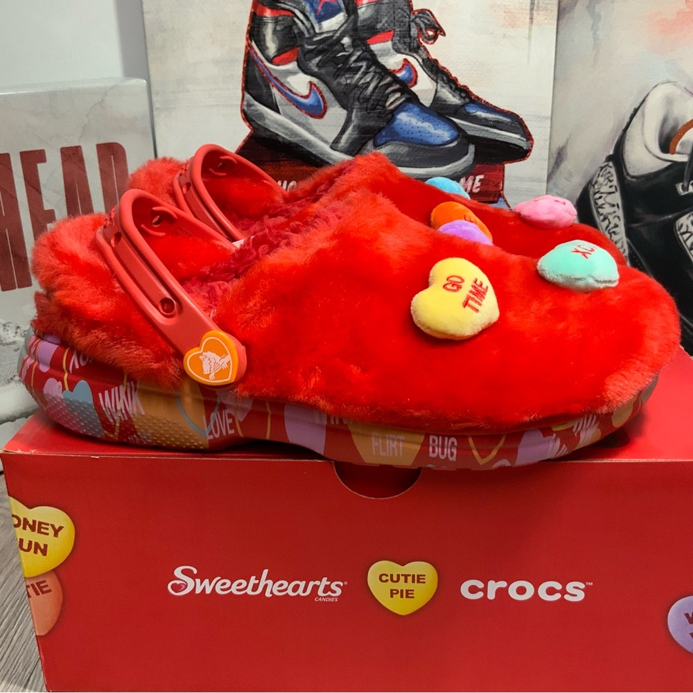 Crocs SWEETHEARTS Collab Mens Size 11 Hearts Valentines Shoes Clogs Red Fuzzy